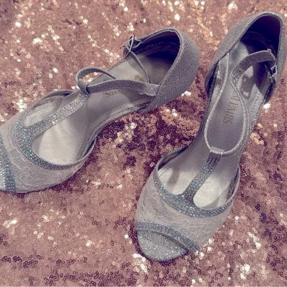 BRAND NEW Dream Pairs Glittery Silver Lace Heels - Picture 5 of 7
